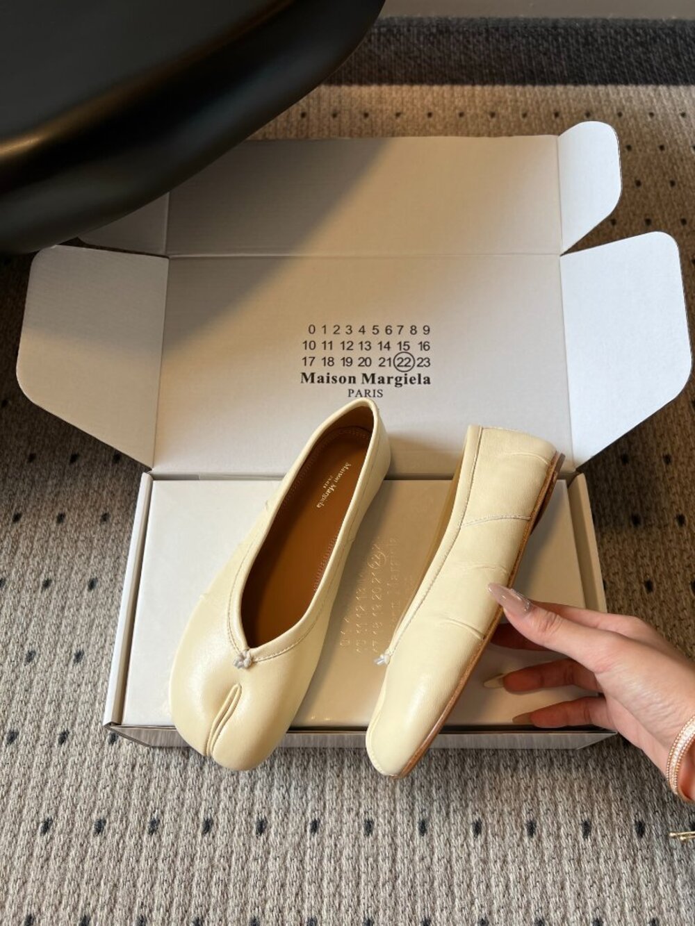 Maison Margiela Tabi Split‑Toe Cream Leather Ballet Flats - Picture 4 of 5